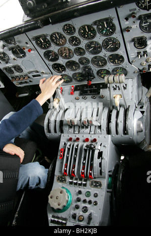 Cockpit de RAF Argosy Années 1970 à Midland Aviation Museum Banque D'Images