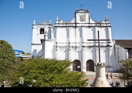 La Cathédrale sur le côté est de la Parque Central de Cobán, Alta Verapaz, Guatemala. Banque D'Images