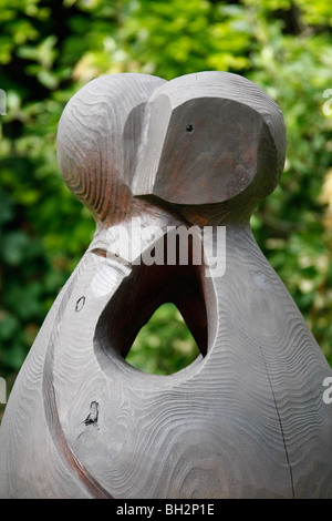 Sculpture dans le jardin de Butler House, Kilkenny en Irlande. Banque D'Images