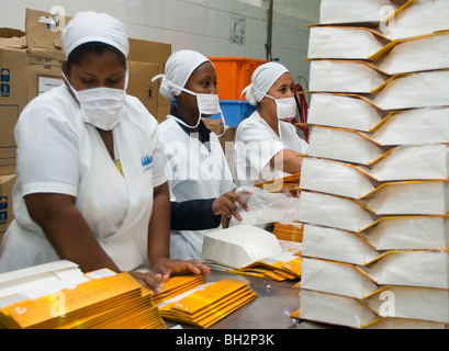 L'Équateur. La ville de Guayaquil. Usine de transformation du poisson et de la crevette. Les crevettes d'emballage. Banque D'Images