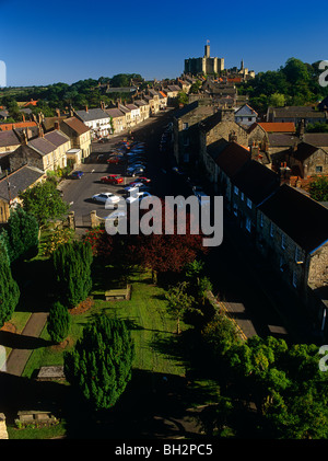 Une vue sur Château de Warkworth et village vus de l'église Saint-Laurent, Warkworth, Northumberland Banque D'Images