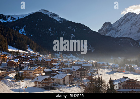 Village de Canazei dans la neige de l'hiver, les Dolomites, Val di Fassa, Italie, Europe Banque D'Images