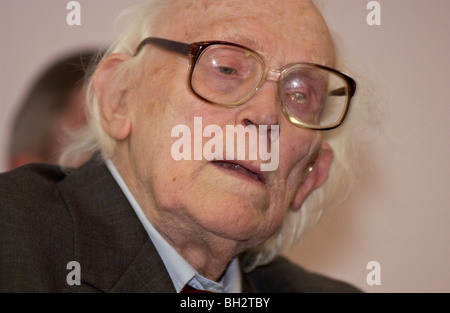 Michael Foot, ancien député, leader du parti travailliste, ministre du gouvernement britannique et journaliste Banque D'Images