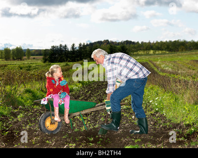 Grand-père de pelleter de la terre Banque D'Images