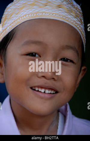 Happy smiling garçon musulman à Kuta, Bali, Indonésie. Banque D'Images