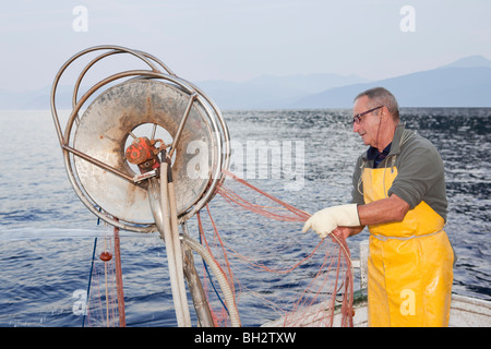 Pêcheur sur le bateau, le chalutage Banque D'Images