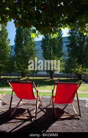 Chaises de pont rouge dans la cour du Musée Juif, Berlin, Allemagne Banque D'Images