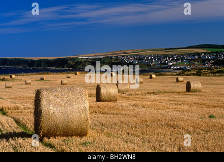 Une vue de Cullen et village Harbour sur le Moray Firth au nord-est de l'Écosse Banque D'Images