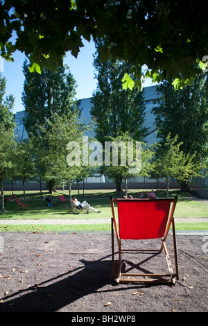 Chaises de pont rouge dans la cour du Musée Juif, Berlin, Allemagne Banque D'Images