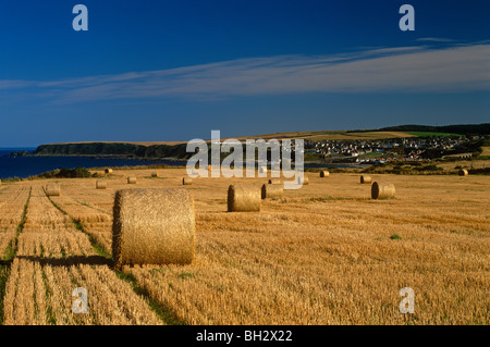 Une vue de Cullen et village Harbour sur le Moray Firth au nord-est de l'Écosse Banque D'Images