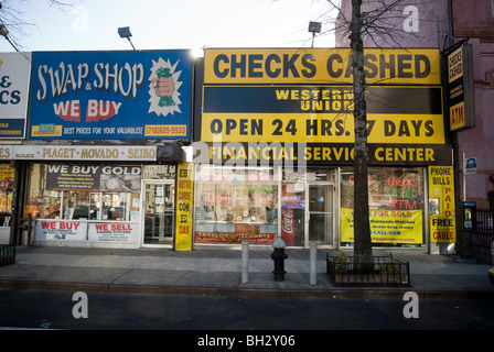 Une entreprise d'encaissement de chèques et un magasin d'occasion le long de Flatbush Avenue à Brooklyn à New York Banque D'Images