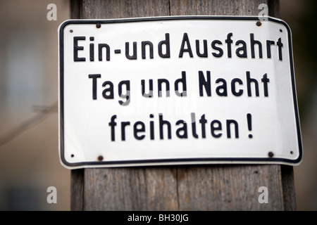 No parking sign warning au sujet de garder l'espace gratuitement jour et nuit, Berlin, Allemagne. Banque D'Images