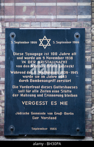 Plaque rappelant à la nouvelle synagogue foundation et certains faits historiques comme le cristal, Berlin, Allemagne Banque D'Images