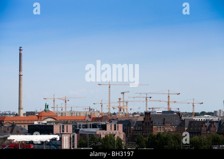 Les grues de construction en zone Invalidenstrasse vu de la terrasse du Reichstag, Berlin, Allemagne Banque D'Images