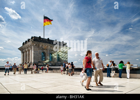 Les visiteurs sur le toit-terrasse du Reichstag, Berlin, Allemagne Banque D'Images