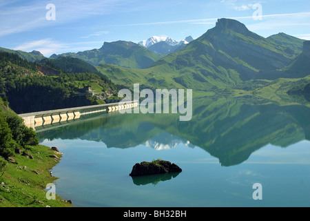 Barrage de ROSELAND AVEC LA CHAÎNE DU MONT BLANC EN ARRIÈRE-PLAN, Savoie (73), FRANCE Banque D'Images