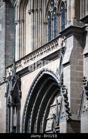 Vue latérale de la façade de la Cathédrale Saint Pierre, Vannes, département du Morbihan, Bretagne, France Banque D'Images