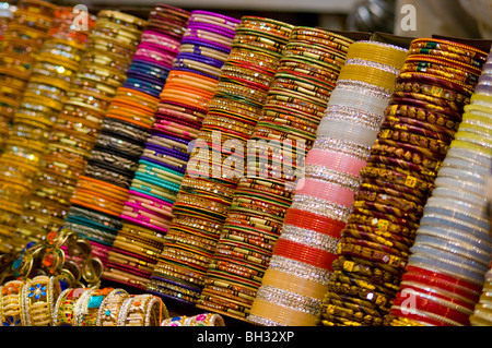 Bracelets indiens en vente sur un étal de Haridwar dans le nord de l'Inde Banque D'Images