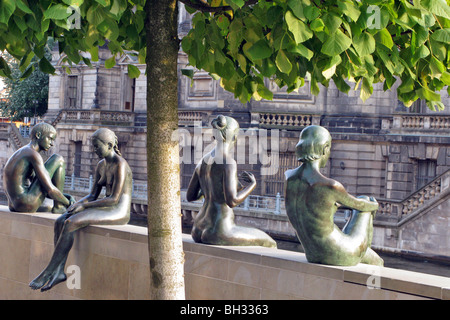 COUPLE SUR LES RIVES DE LA Spree et de sculptures, l'île aux musées, BERLIN, ALLEMAGNE Banque D'Images