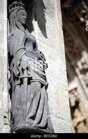 Statue d'une reine sur le côté sud de la cathédrale de Quimper, departament du Finistère, région Bretagne, France Banque D'Images