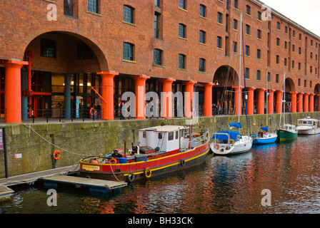 Les navires amarrés dans l'Albert Dock de Liverpool Angleterre Angleterre Europe Banque D'Images