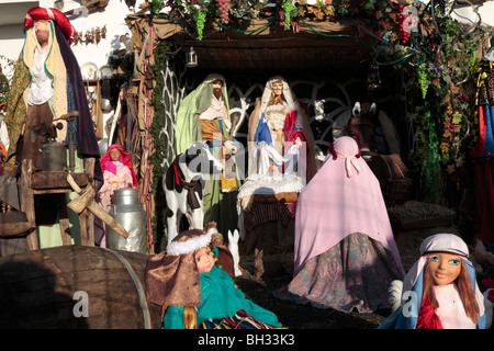 Un lit de bébé ou crèche ensemble avec les mannequins et accessoires rustiques dans un jardin en Tamaimo Tenerife Espagne Banque D'Images