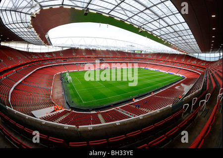 Vue à l'intérieur de l'Emirates Stadium (également connu sous le nom de Ashburton Grove), Londres. Accueil du Club d'Arsenal Banque D'Images