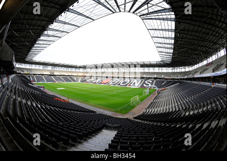 Voir l'intérieur du stade:MK (également connu sous le nom de Denbigh Stadium), Milton Keynes. Accueil de MK Dons Football Club. Banque D'Images