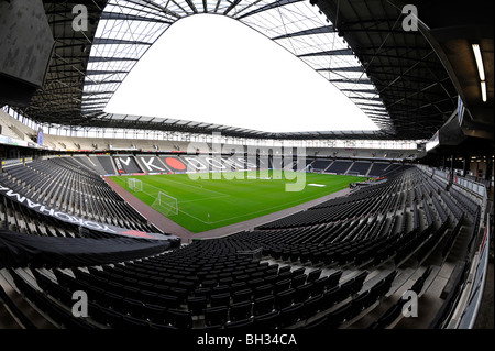 Voir l'intérieur du stade:MK (également connu sous le nom de Denbigh Stadium), Milton Keynes. Accueil de MK Dons Football Club. Banque D'Images