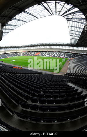 Voir l'intérieur du stade:MK (également connu sous le nom de Denbigh Stadium), Milton Keynes. Accueil de MK Dons Football Club. Banque D'Images