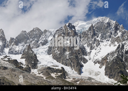 Rocky côté sud de sommets alpins de grandes Jorasse vu d'Entreves Courmayeur Italie Banque D'Images