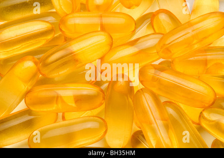 Des capsules d'huile de poisson on white Banque D'Images