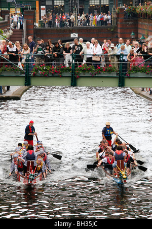 La course de bateaux-dragons sur le canal à Brindleyplace, Birmingham. Banque D'Images