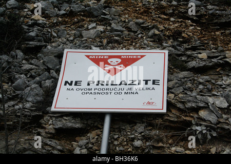Panneau "Attention Mines' en langue croate dans l'ancienne zone de guerre sur la frontière entre la frontière Banque D'Images