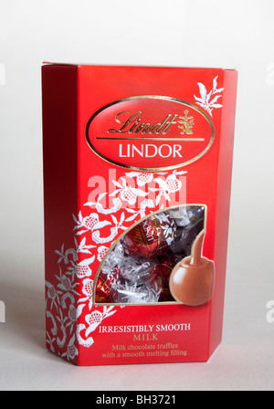 Une boîte de chocolat au lait Lindt Lindor truffes. Banque D'Images