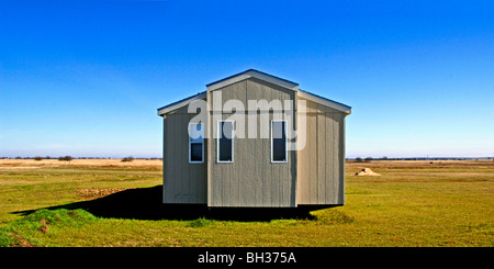 De modestes maisons mobiles sur les vastes prairies exposée au vent, isolé de l'Oklahoma sont des cibles pour les tempêtes, les vents et torndos Banque D'Images