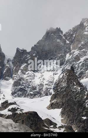 Close up of south face ouest de Rocky des sommets alpins de grandes Jorasse vu d'Entreves Courmayeur Italie Banque D'Images