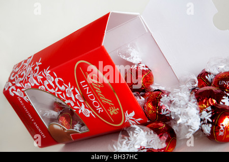 Un emballage ouvert, le lait Lindt Lindor truffes au chocolat. Banque D'Images