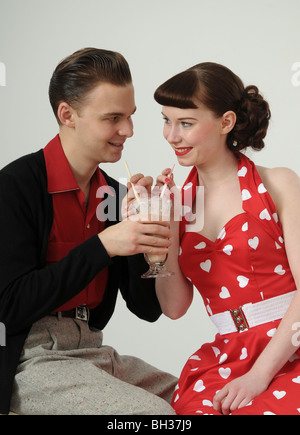 1950 jeune couple de boire un milk-shake Banque D'Images