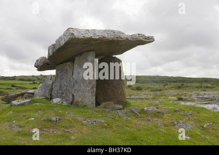 Le portail de Poulnabrone Dolmen sur le Burren, comté de Clare, Irlande. Banque D'Images