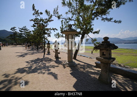 Lanternes en pierre et Mer Intérieure de Seto (Seto Naikai) à marée basse. Miyajima Itsukushima (île). La Préfecture d'Hiroshima. Le Japon Banque D'Images