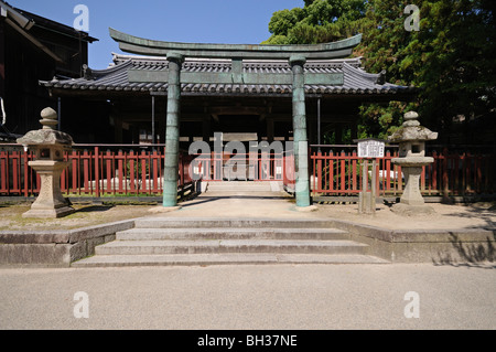 Torii en bronze et de culte. Miyajima Itsukushima (île). La Préfecture d'Hiroshima. Le Japon Banque D'Images