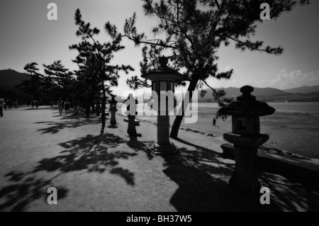 Lanternes en pierre et Mer Intérieure de Seto (Seto Naikai) à marée basse. Miyajima Itsukushima (île). La Préfecture d'Hiroshima. Le Japon Banque D'Images