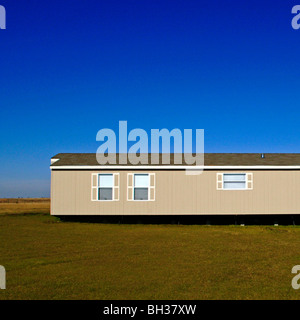 De modestes maisons mobiles sur les vastes prairies exposée au vent, isolé de l'Oklahoma sont des cibles pour les tempêtes, les vents et torndos Banque D'Images