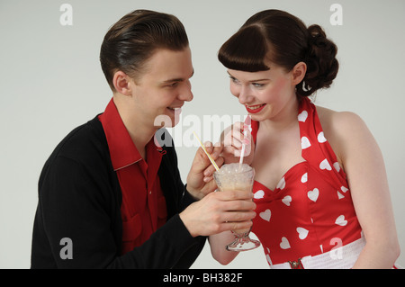 En quelques années 50 les vêtements le partage d'un milkshake. Banque D'Images