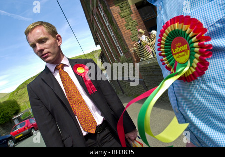 Candidat du Parti travailliste, Chris Bryant pour faire campagne en dehors de l'école au cours de l'élection générale de 2001 Banque D'Images