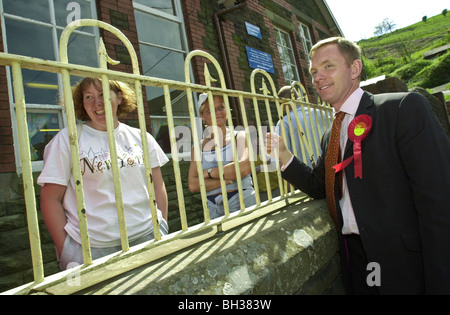 Candidat du Parti travailliste pour de Chris Bryant faisant campagne à discuter avec les parents en dehors de l'école au cours de l'élection générale de 2001 Banque D'Images