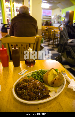 Hachis parmentier dans un café au marché couvert Oxford Angleterre Angleterre Europe Banque D'Images