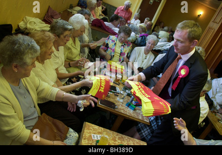 Chris Bryant, candidat du Parti du Travail, pour donner des affiches pour dames en club avant d'un après-midi session bingo Banque D'Images