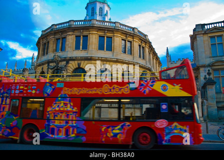 Bus Visite guidée d'une large rue Oxford Angleterre Angleterre Europe Banque D'Images